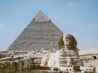 Великий сфінкс на тлі піраміди Хефрена