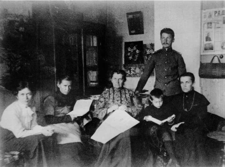 Фото Лесі Українки pродичами, 1913 р.