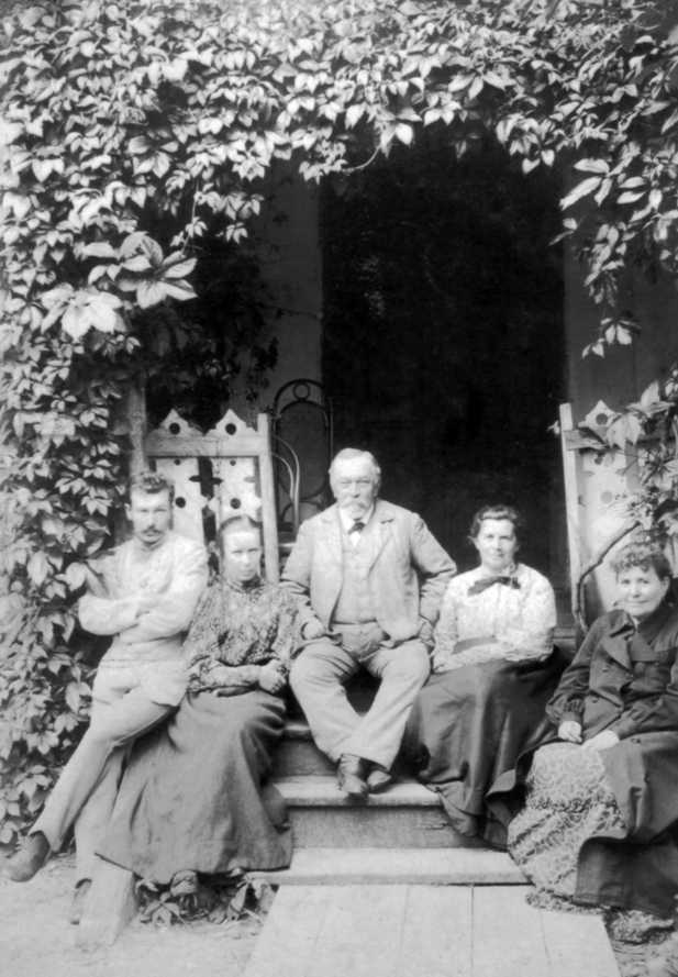 Lesja Ukrainka with relatives. Photo…