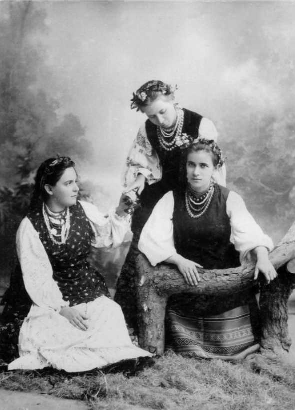 Lesja Ukrainka and her sister Olga.…